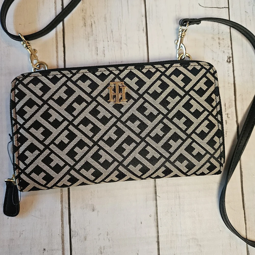 Tommy Hilfiger‎ Jacquard Monogram Zip Wallet NWOT